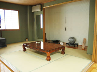 【控え室】入口脇にある畳スペースは控え室などにお使いいただけます。